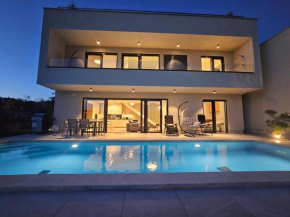 Chandra villa, NEW - 10m heated pool